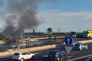  Un todoterreno se incendia en la GC-1 a su paso por Telde/TA.